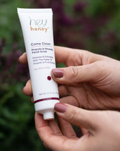 Load image into Gallery viewer, COME CLEAN - FACIAL SCRUB WITH PROPOLIS &amp; MINERALS - Hey Honey Skin Care
